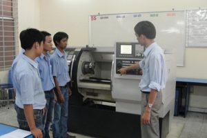 (Tiếng Việt) HỌC TIỆN CNC LÀ GÌ ? NHỮNG ĐIỀU CẦN BIẾT KHI HỌC LẬP TRÌNH VẬN HÀNH MÁY TIỆN CNC